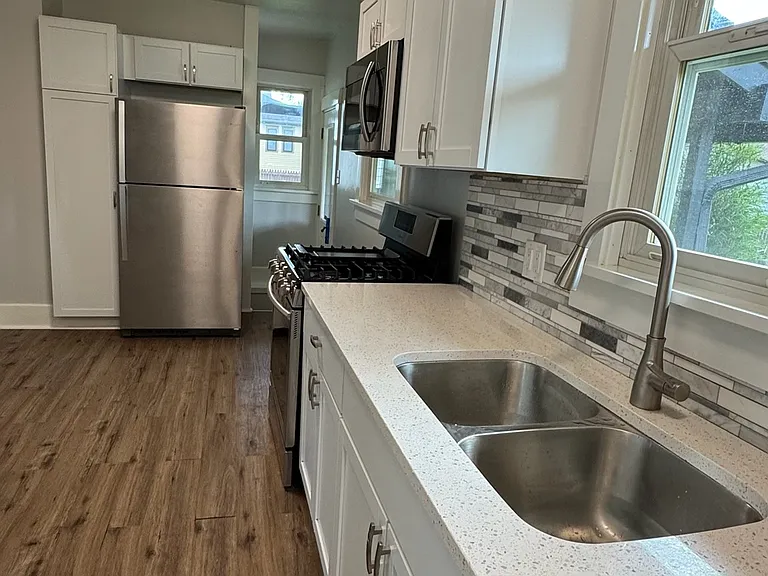 314 SW Logan St — Photo 10