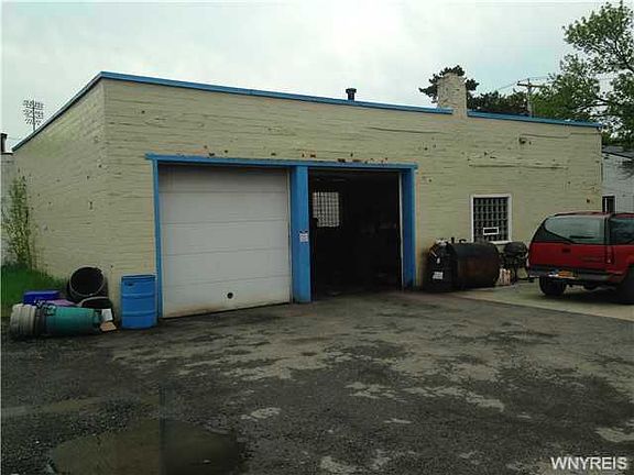 4th image of 2746 Whitney Ave