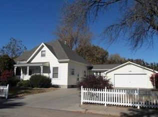 1009 E 3rd St, Hastings, NE 68901