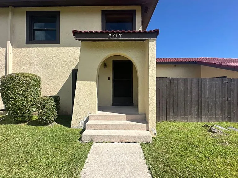 507 Hunter Cir — Photo 1