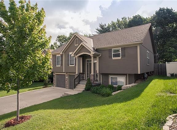 2nd image of 512 NW Fox Hollow Ln