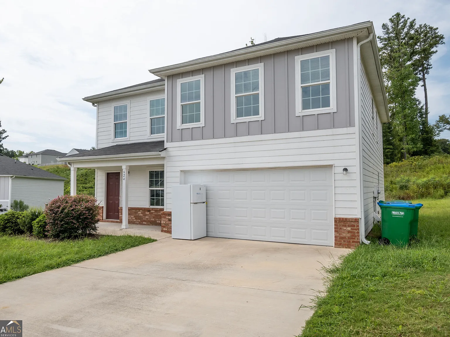 4 bed, 2.5 bath, 2341 sqft, $1,900 — Photo 4