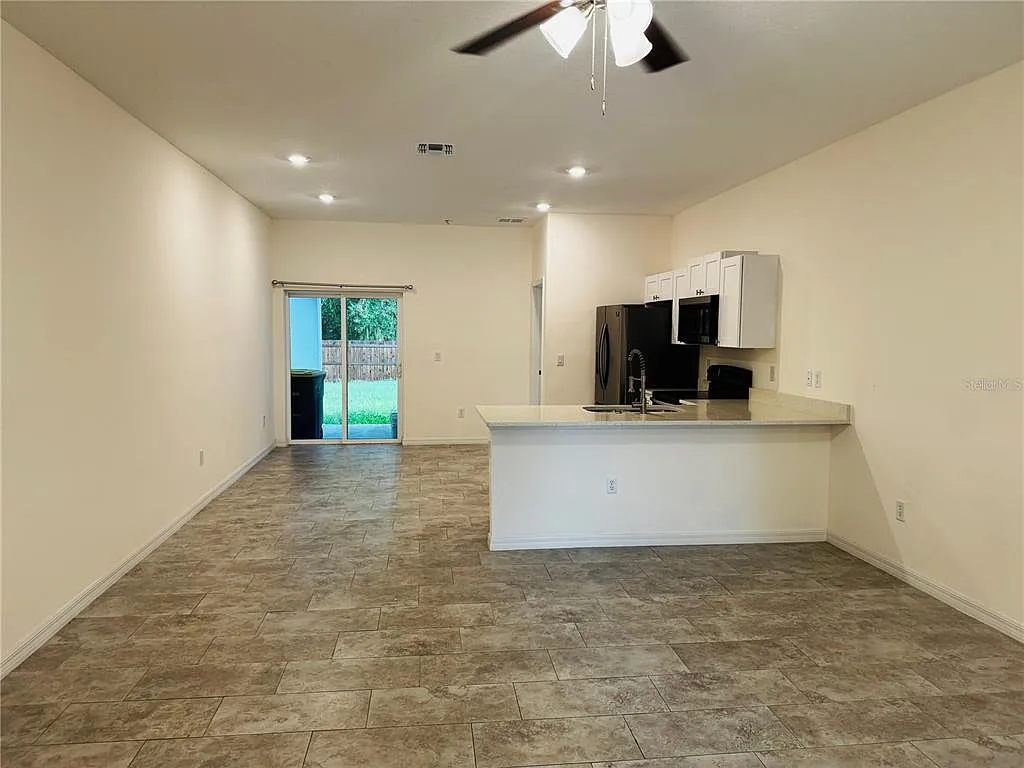 3 bed, 2.0 bath, 2461 sqft, $1,750 — Photo 2