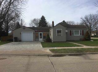 2101 Center Ct, Clinton, IA 52732