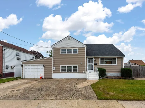10 Layton Street, Freeport, NY 11520