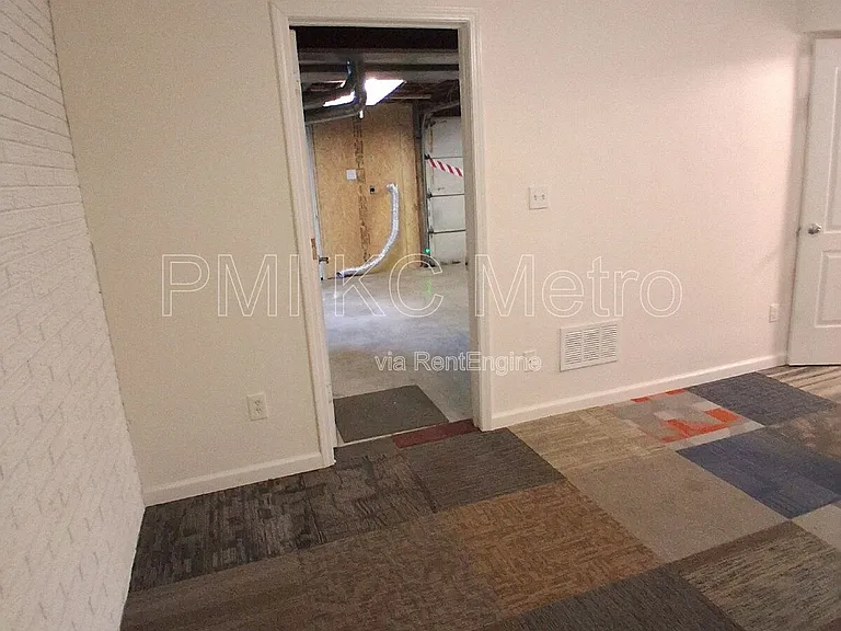 5623 NE 51st St — Photo 11