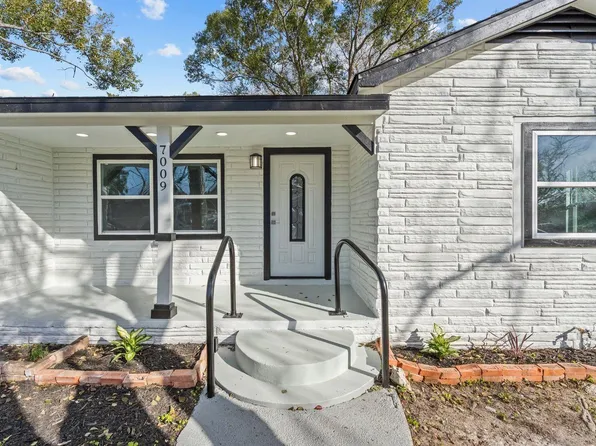 7009 Oleander Ln, Hitchcock, TX 77563