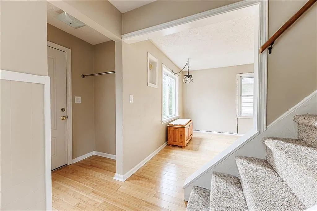 3 bed, 2.0 bath, 1324 sqft, $2,200 — Photo 3