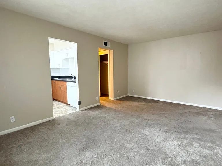 4802 Underwood Ave — Photo 3