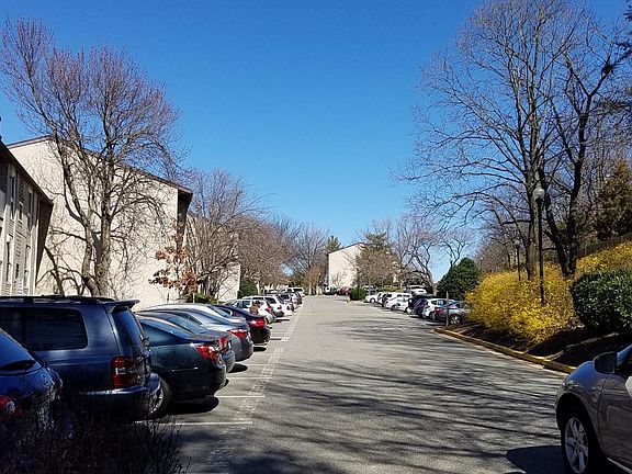 2nd image of 5618 Bloomfield Dr