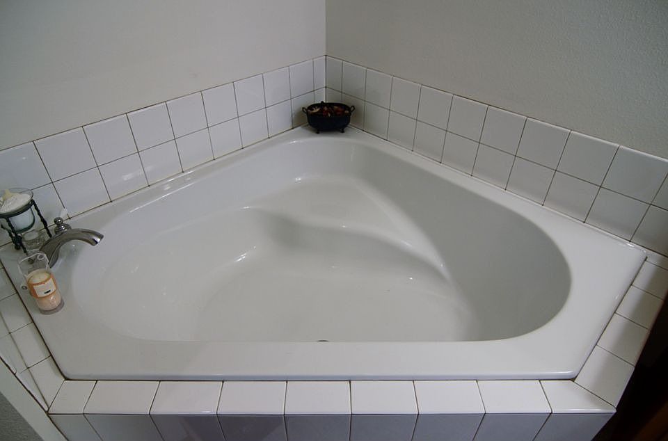 Soaking tub