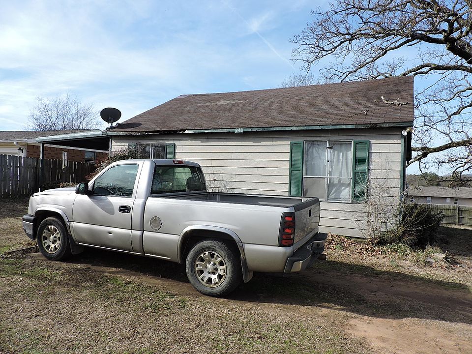 1st image of 946 Elm St