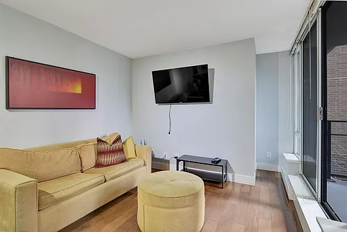 1088 Richards St #318 Photo 1