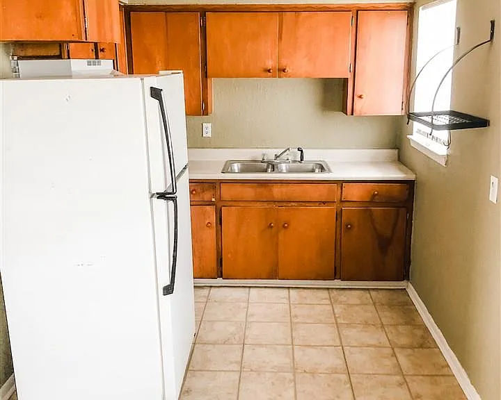 1418 Phoenix Dr — Photo 4