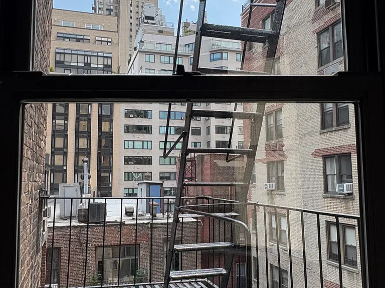 124 E 85th St #5R — Photo 2