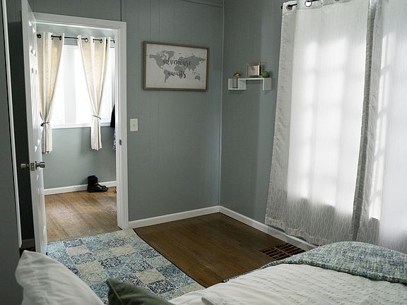 3rd image of 1522 Cole Ave NE