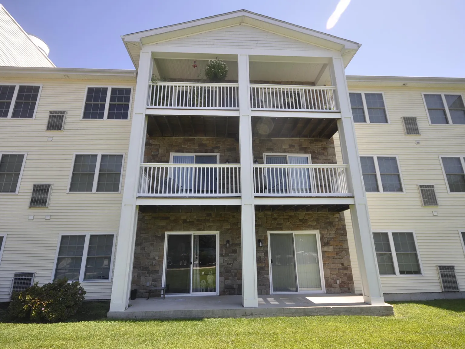 Stonington Estates Apartments — Photo 4