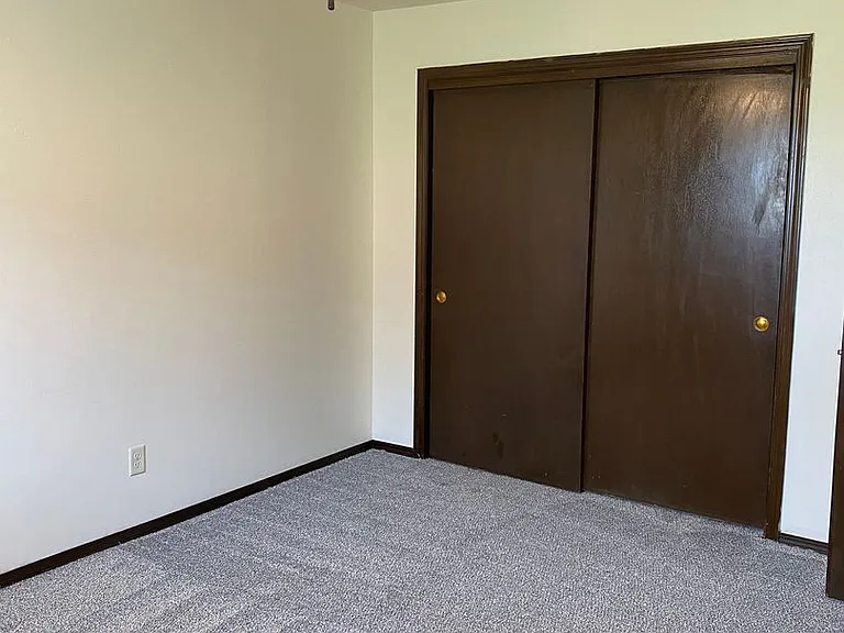 Immaculate Updated 1 & 2 Bedroom with 1 Bath — Photo 29