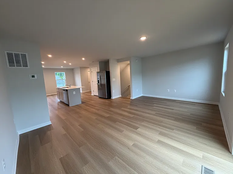 130 Saxon St — Photo 11