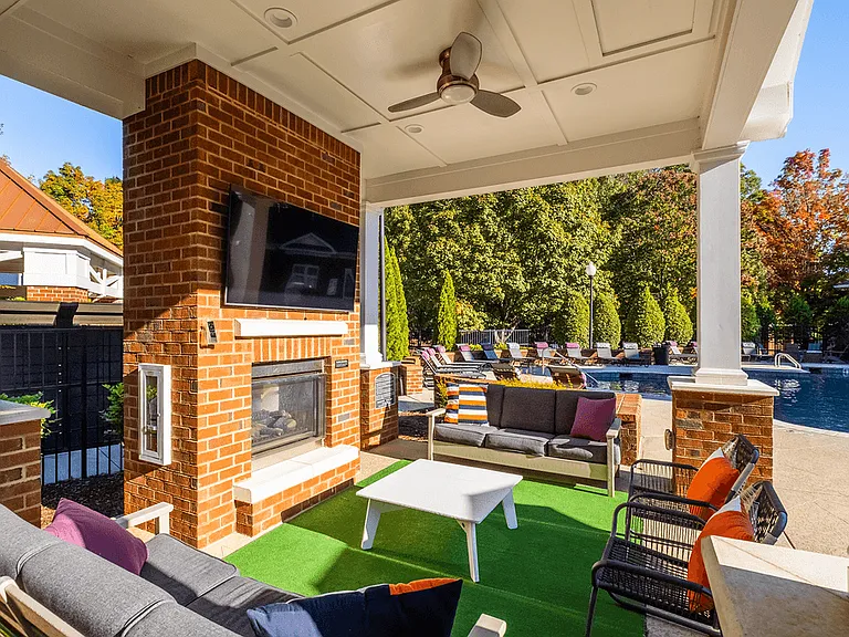 Summerhouse with Fireplace, TV, and Grills
