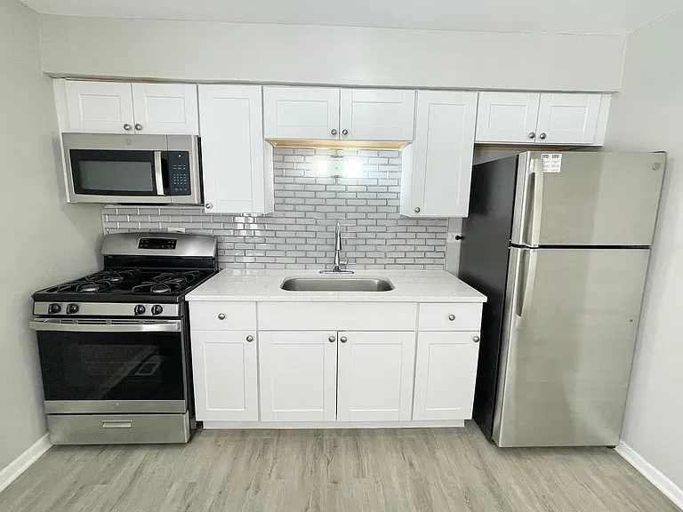 1721 E Roosevelt Rd #4 — Photo 2