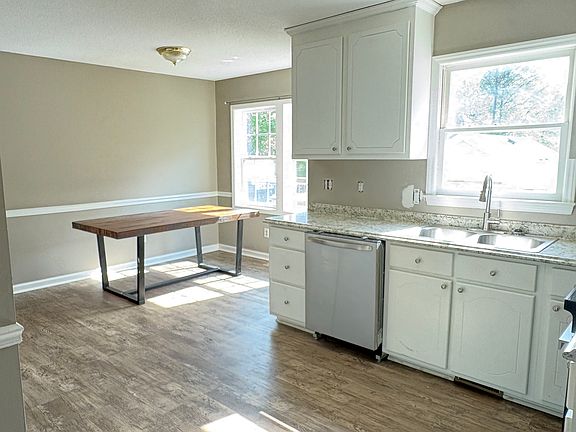 eat in dining. deck off back