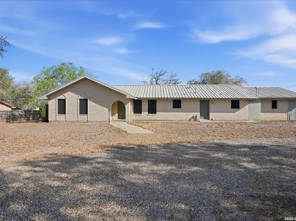 1309 Burleson St., George West, TX 78022