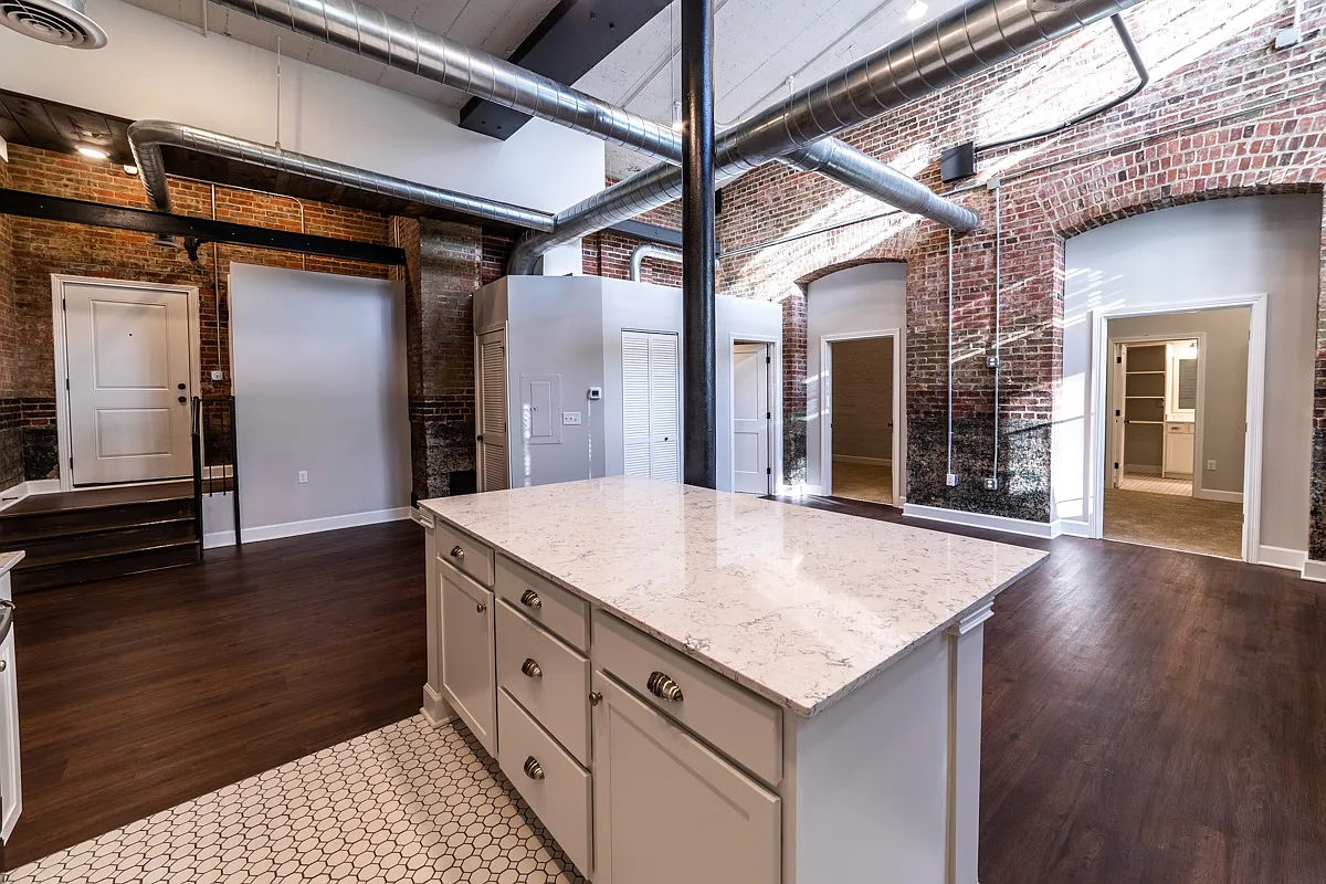 Buckingham & Balmoral Apartments — Photo 1