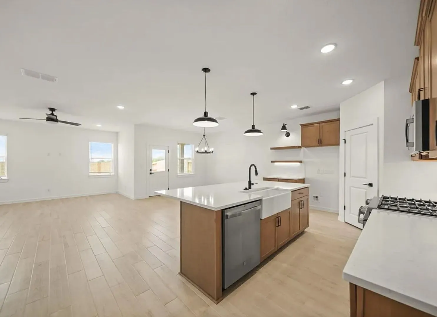 Newly constructed 3BR House beside Angel Lagoon in Dayton — Photo 1