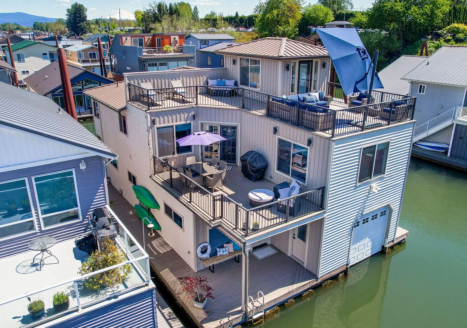 Three-Level Modern-Living Floating Home on the Columbia River! — Photo 4