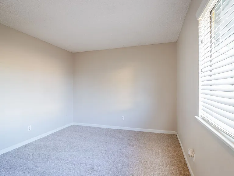 Olive Glen — Photo 8