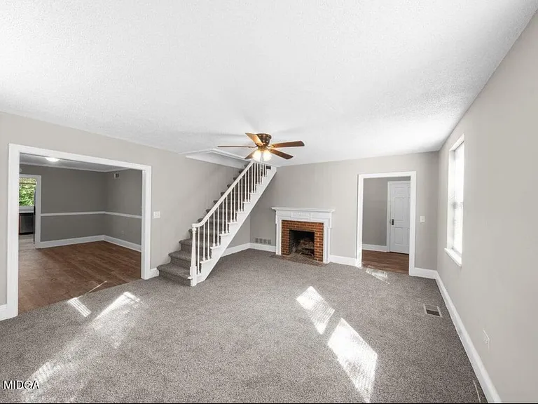 2420 Kingsley Dr — Photo 4