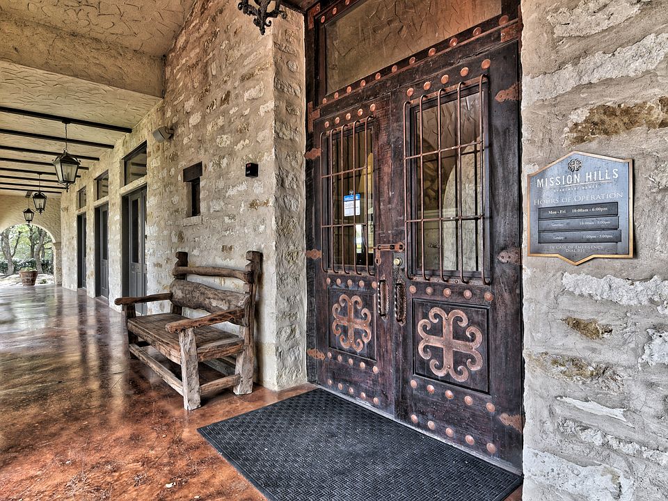 Front Door to Leasing Office