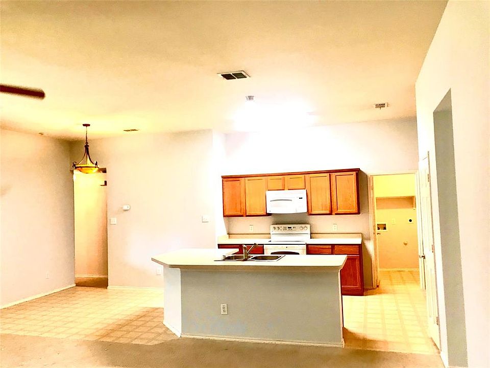 1st image of 318 Highland Fairway Ln
