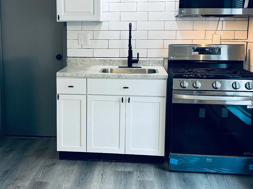 Updated fully equipped Kitchen with new Appliances.
