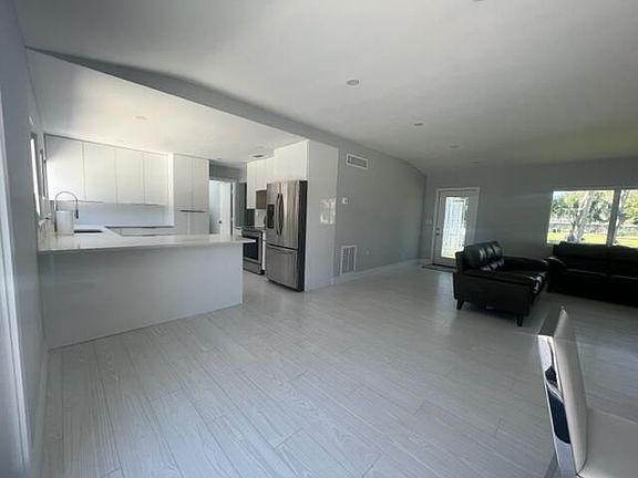 3rd image of 130 Cypress Ave