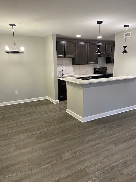 Country Club Apartments — Photo 1