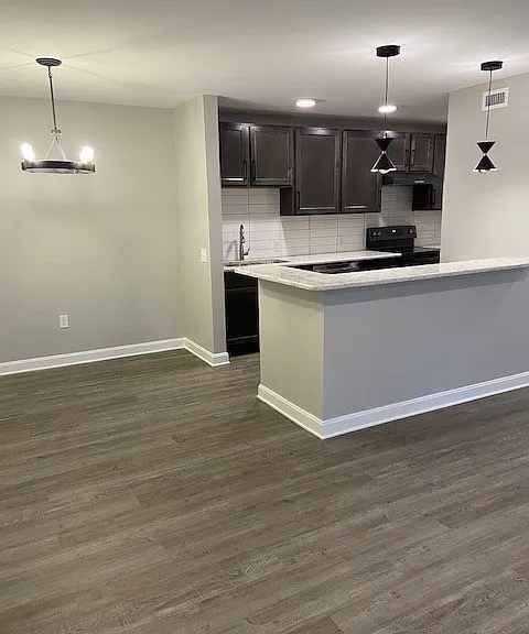 Country Club Apartments — Photo 1