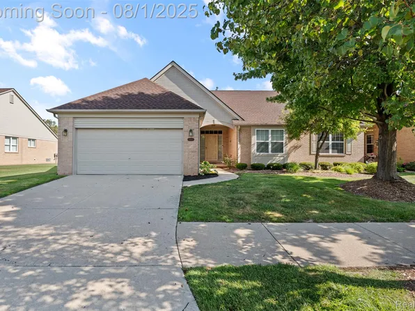 17193 Pond Dr, Clinton Township, MI 48038