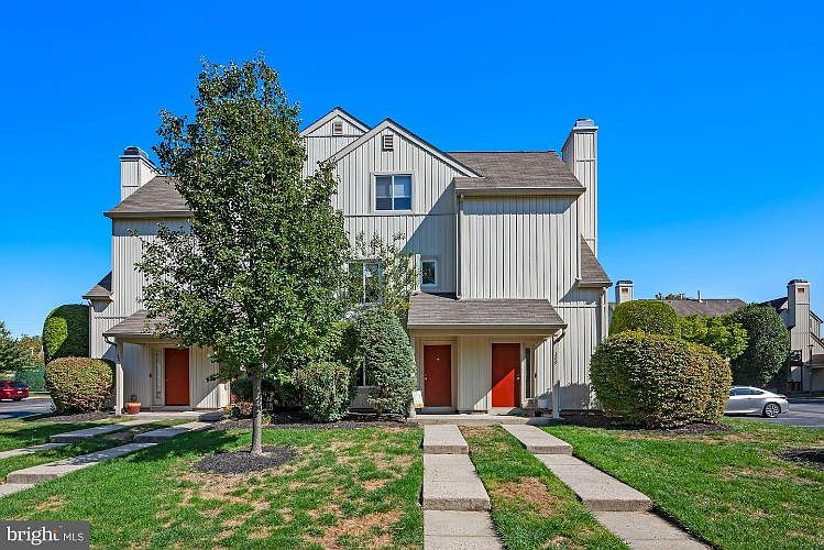 1st image of 390 Woodlake Dr