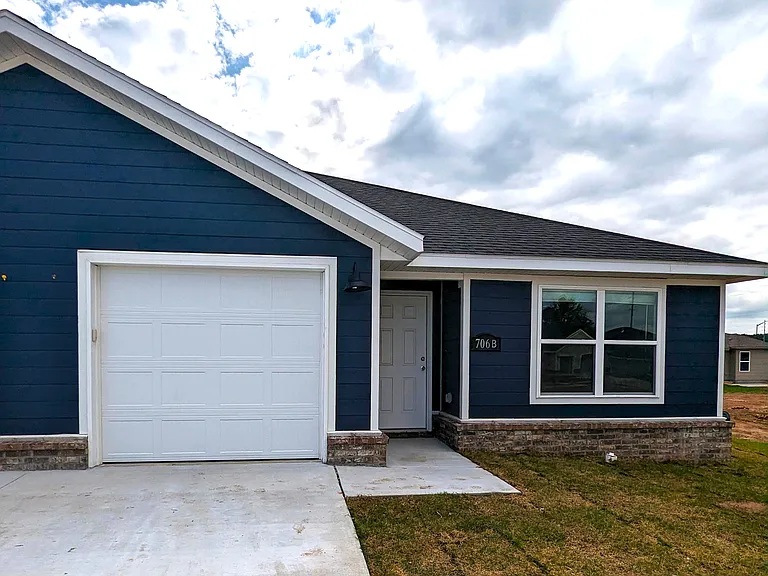 706 W Loren Dr #B — Photo 2