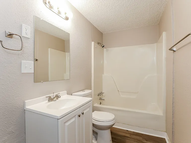 1813442_026_main_bathroom_13131333.jpg