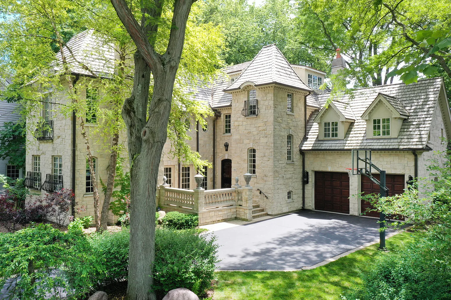 136 Tudor Pl photo 1