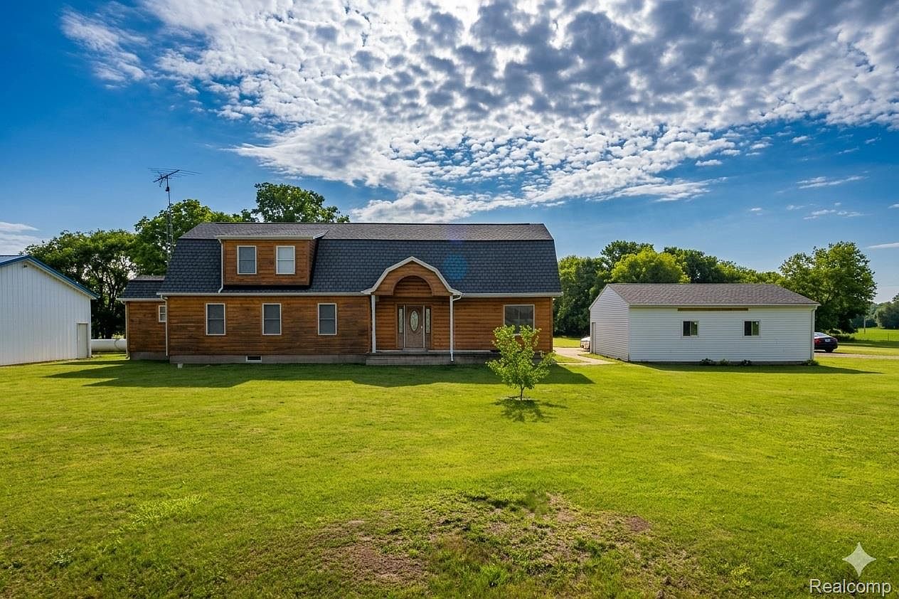 2568 Valentine Rd, Lapeer, MI 48446