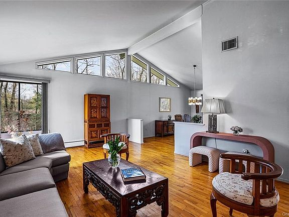 4th image of 20 Hoover Ln