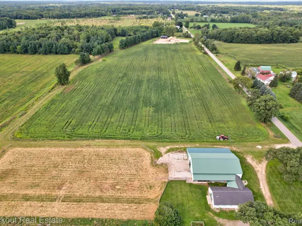 8424 Oak Rd, Millington, MI 48746