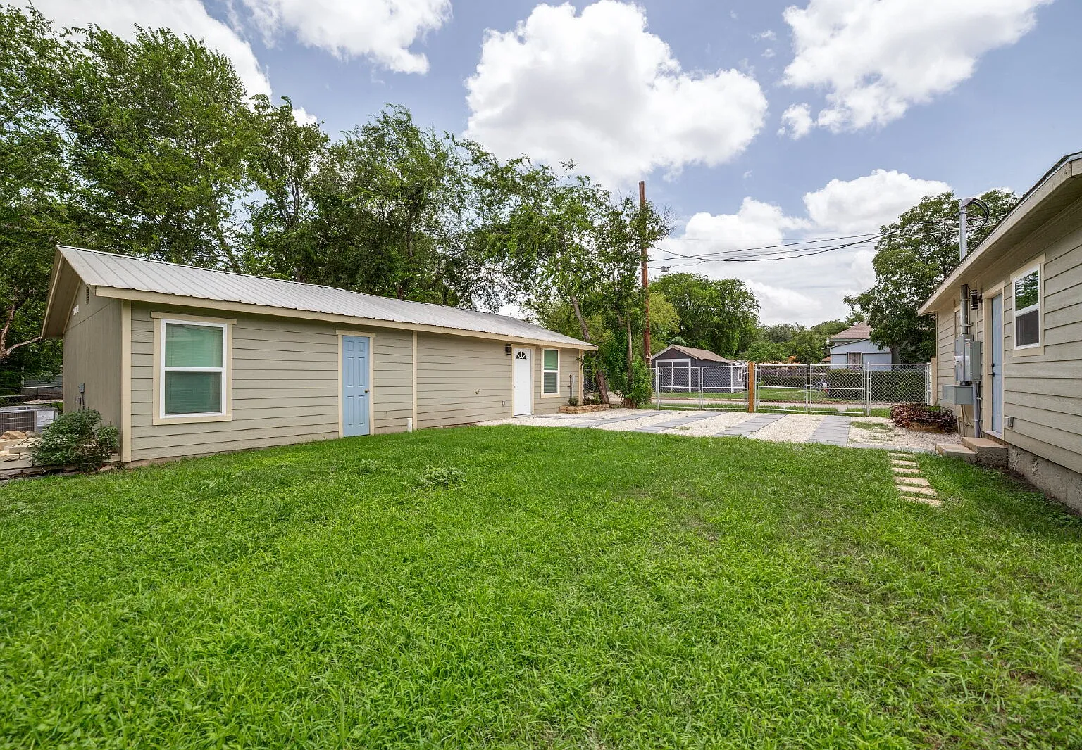 3 bed, 2.0 bath, 880 sqft, $1,400 — Photo 1