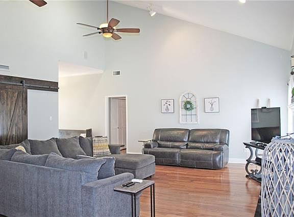 5th image of 4402 Kent Dr