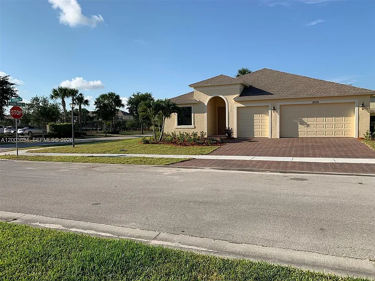 10005 W Verona Cir — Photo 1