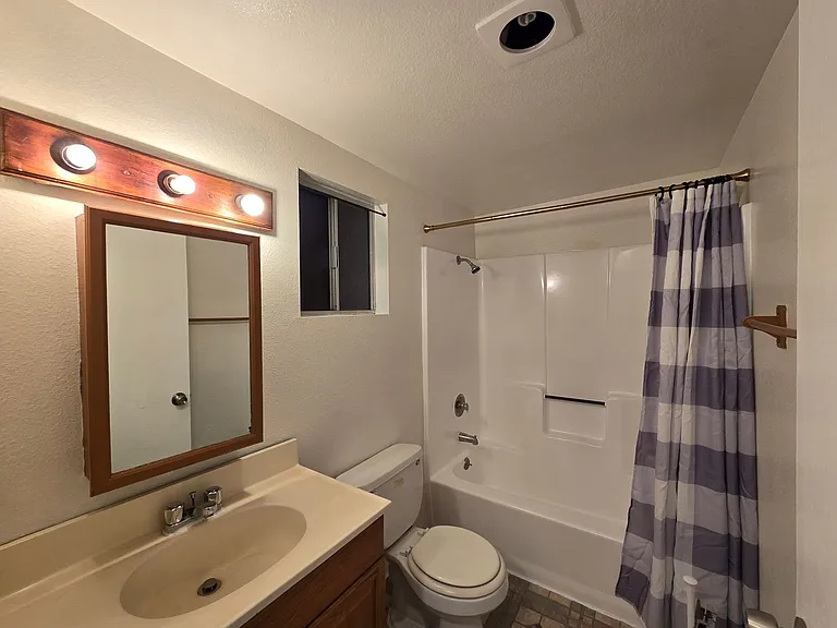 562 Jefferson Ave — Photo 6